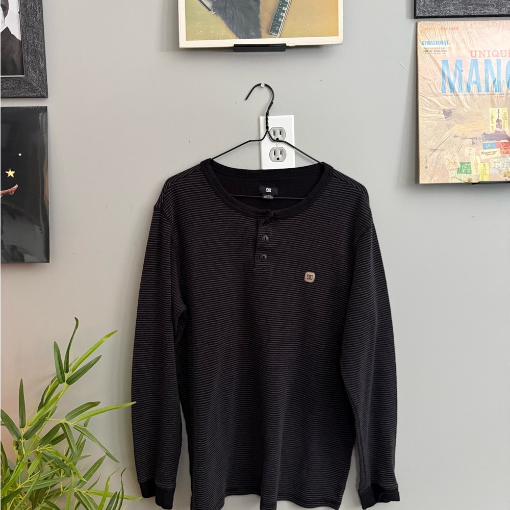 DC Black Crewneck Sweater with Long Sleeves and Relaxed Fit